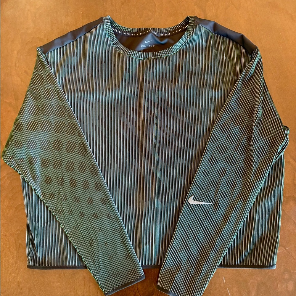 NWOT Nike Running Division Mid Layer Reflective Long Sleeve Shirt Medium